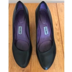 Stylish, comfy black leather pump.